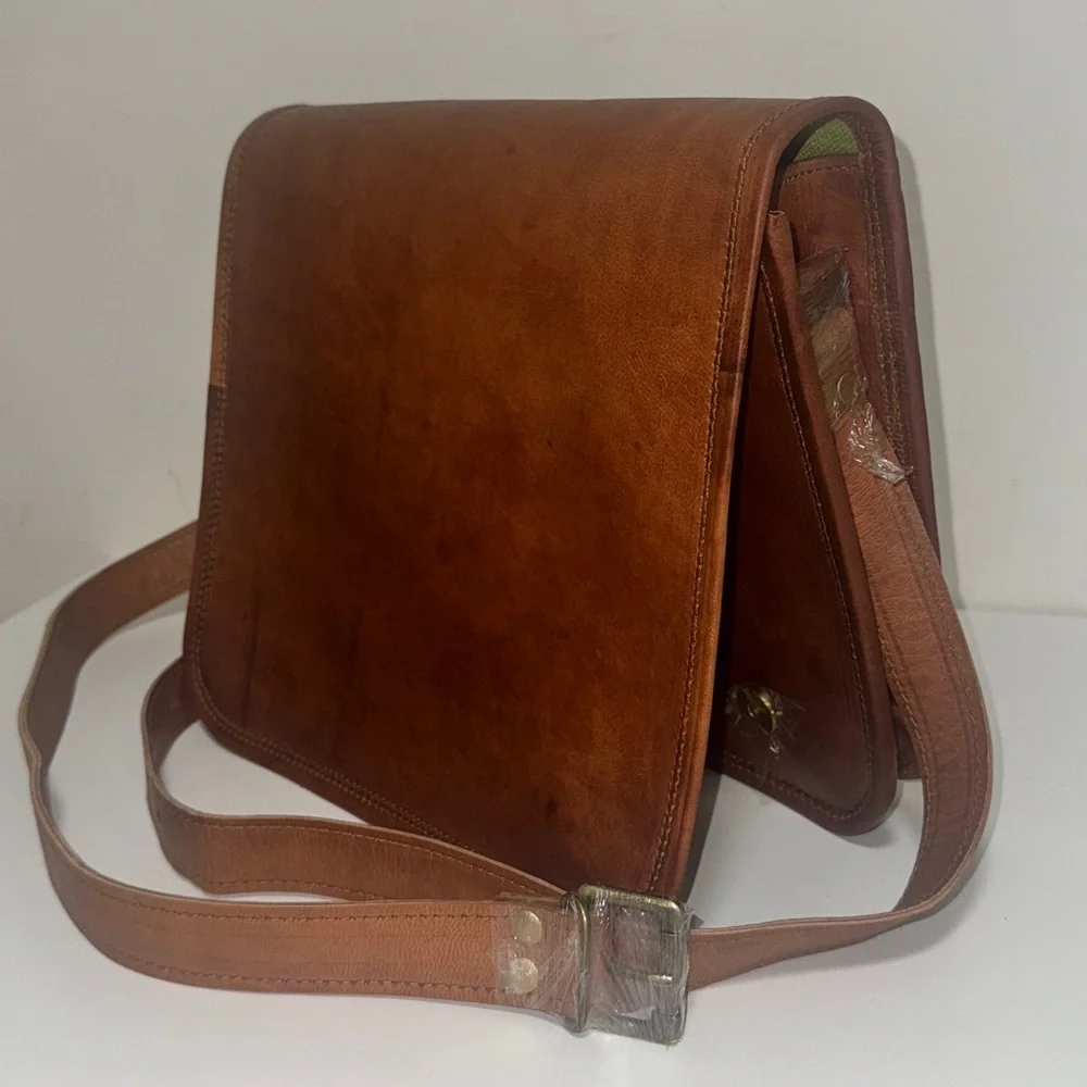 NEW Gorgeous Vintage Leather Messenger/Crossbody Bag
